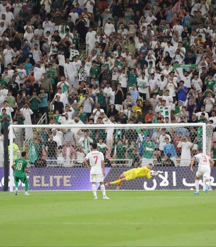 Foto ikonik Maarten Paes saat memblok tendangan Salem Al-Dawsari saat Timnas vs Arab Saudi di kualifikasi Piala Dunia 2026 . (Instagram @maartenpaes)